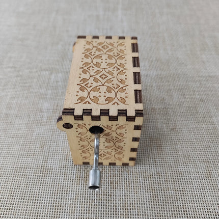 1pc Birthday Music Box Wooden Antique Carved Hand Cranked Classic Theme Music for Christmas Gifts Family Decoration