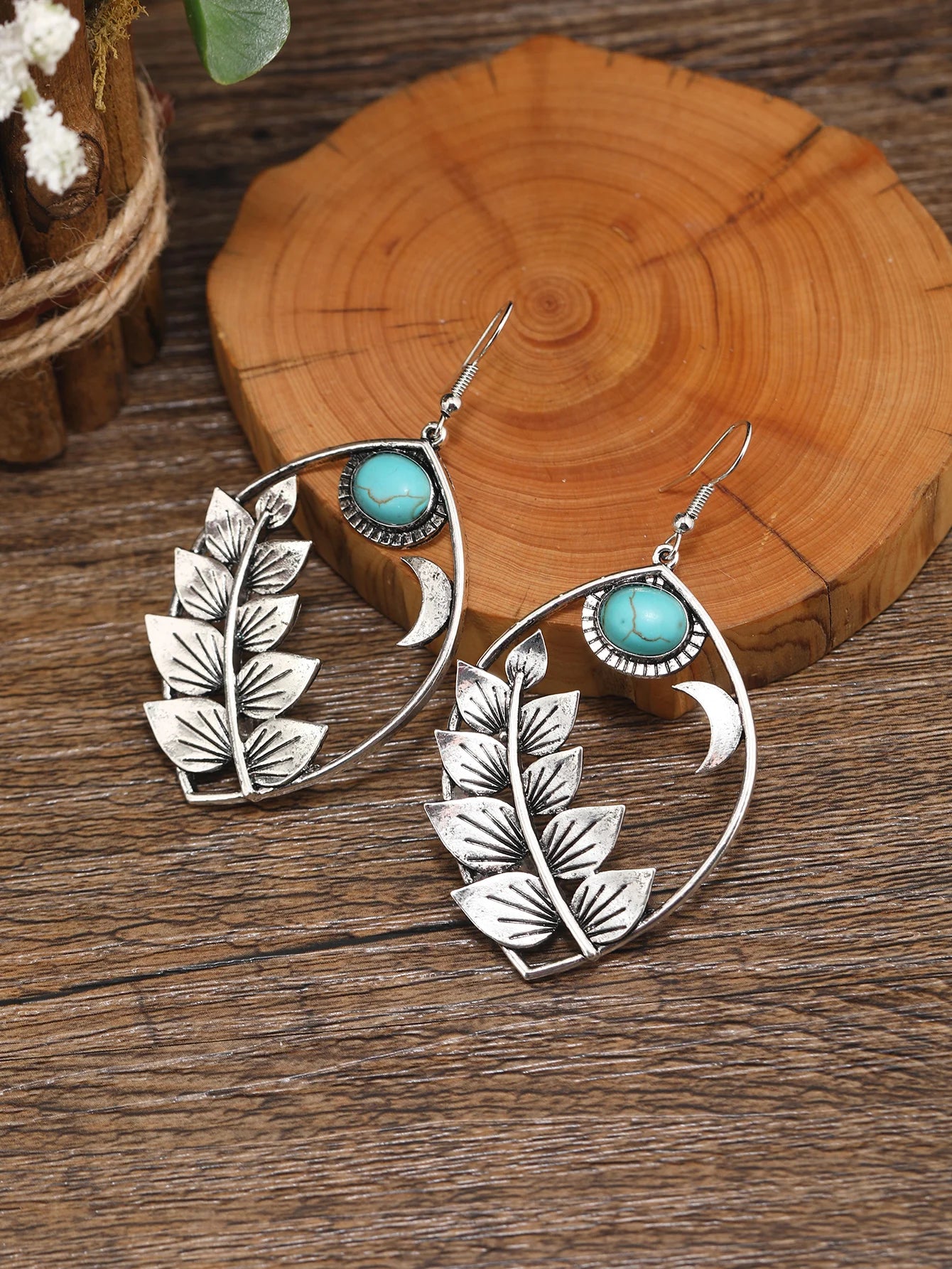 Retro European and American Bohemian leaf earrings, personalized and fashionable Western style turquoise earrings