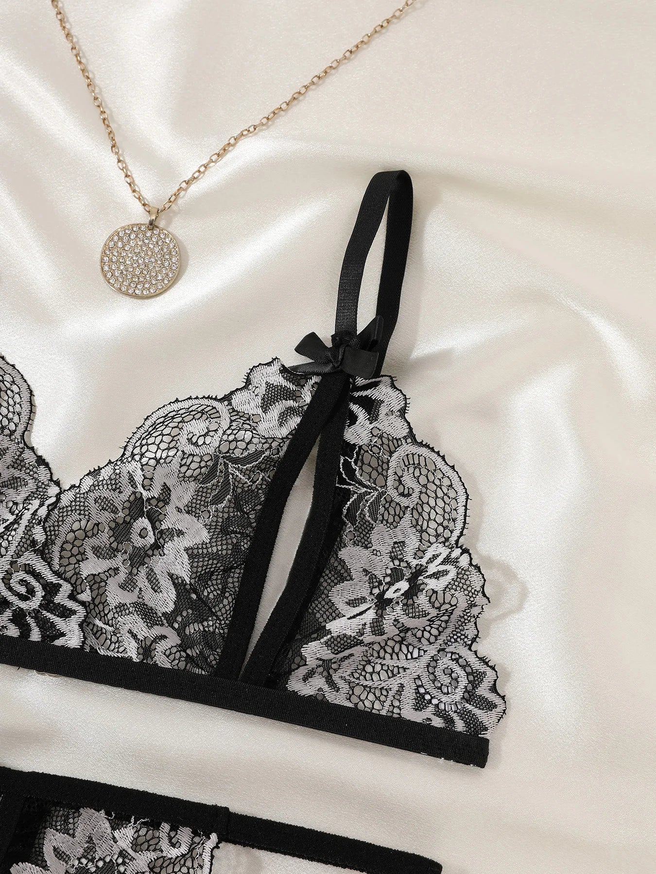 Women Sexy Lingerie Bra Thongs Sets Ultrathin Lace Lingerie Set Temptation Erotic Open Bra Crotchless Outfits For Pretty Girls