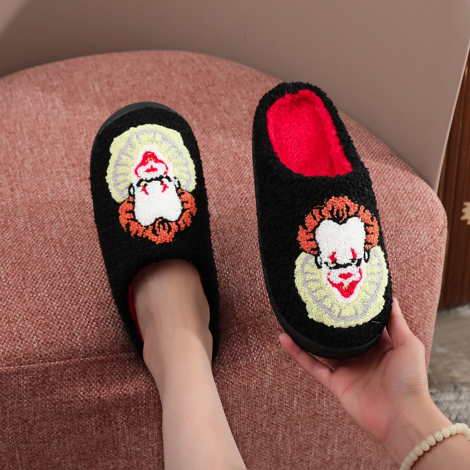 A Pair of Black Halloween Horror Clown Pattern Embroidered Plush Home Thick-Soled Comfortable Autumn and Winter Fur Slippers, Dark Punk Stylish Warm Non-Slip Indoor Slippers for Men and Women That Can Wear Slip-On Slippers