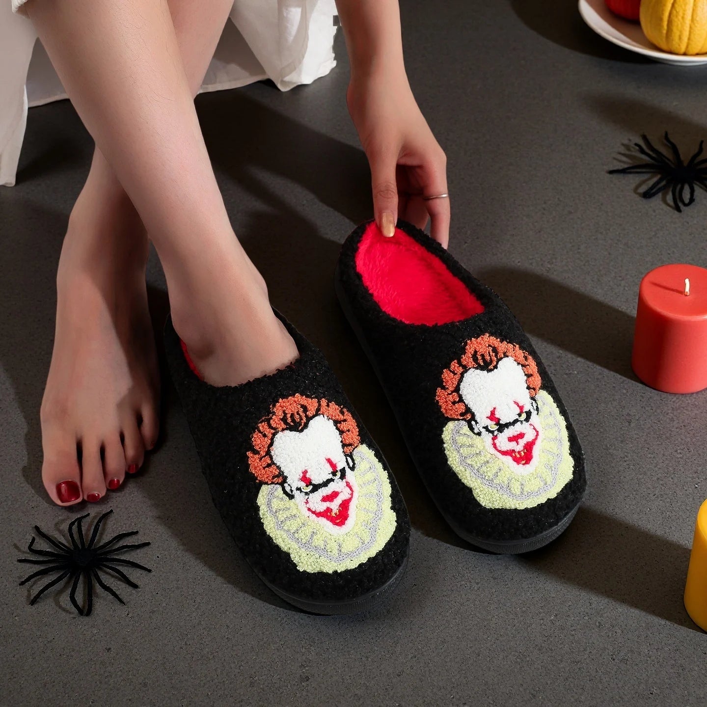 A Pair of Black Halloween Horror Clown Pattern Embroidered Plush Home Thick-Soled Comfortable Autumn and Winter Fur Slippers, Dark Punk Stylish Warm Non-Slip Indoor Slippers for Men and Women That Can Wear Slip-On Slippers