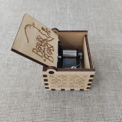 1pc Birthday Music Box Wooden Antique Carved Hand Cranked Classic Theme Music for Christmas Gifts Family Decoration